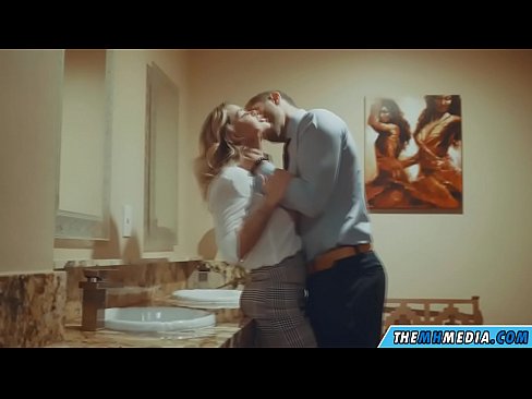 ❤️ کله چې یو ښکلی سپین رنګ تاسو په عامه تشناب کې جذبوي ️❌ کیفیت پورن